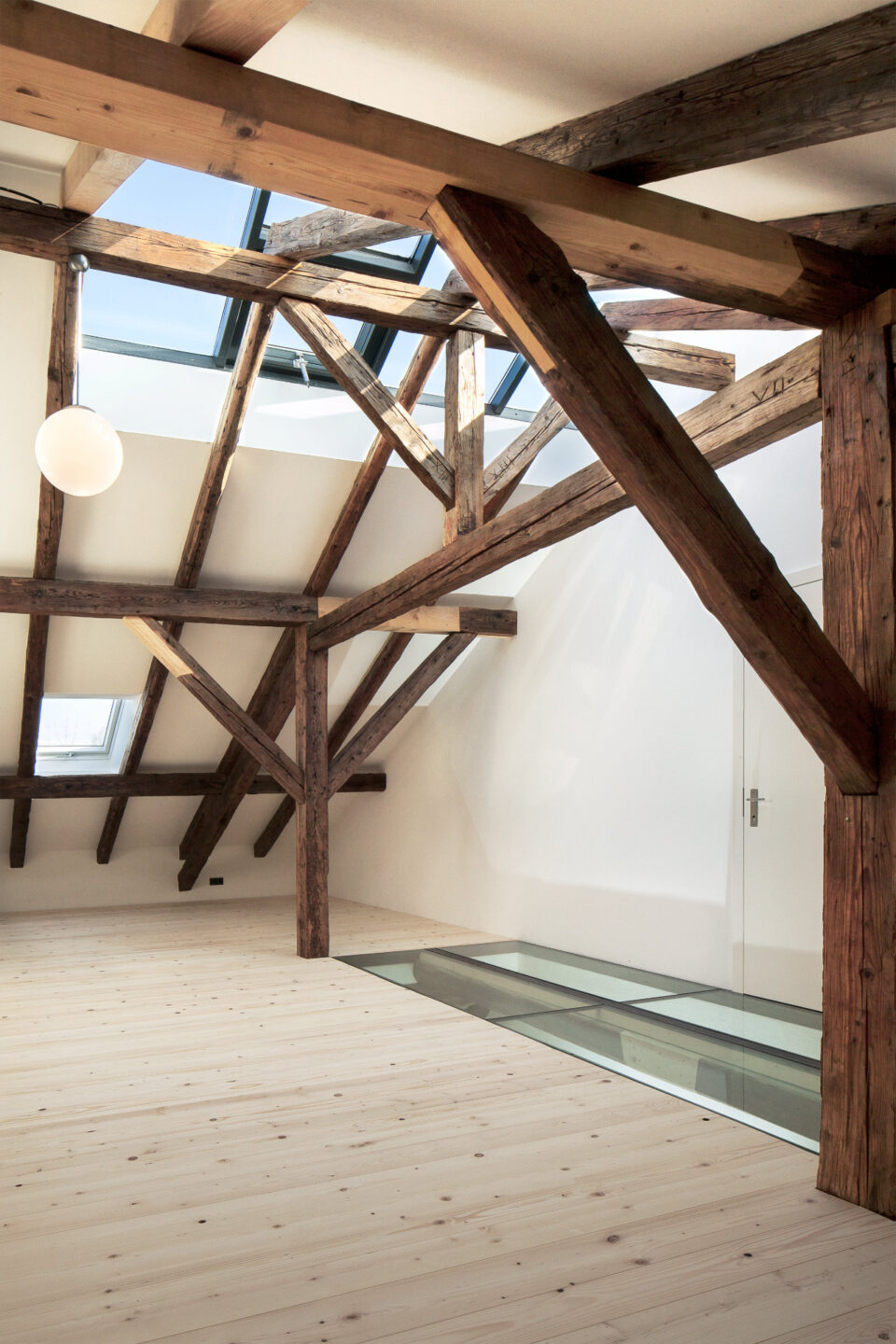 Wohnen & Arbeiten in der Torfremise, Schechen | Büro, Werkstatt OG mit Glasfläche Decke EG (Foto: Malte Fuchs)