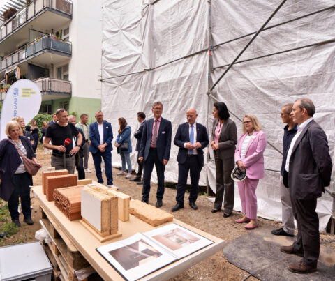 Regierender Bürgermeister von Berlin besucht Holz Ziegel Lehm