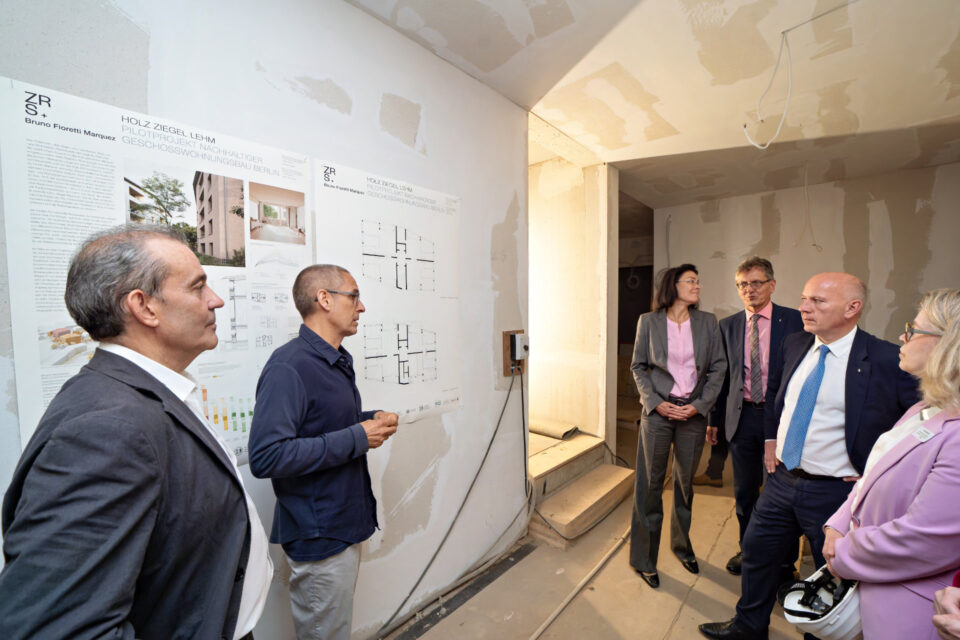 Regierender Bürgermeister von Berlin besucht Holz Ziegel Lehm