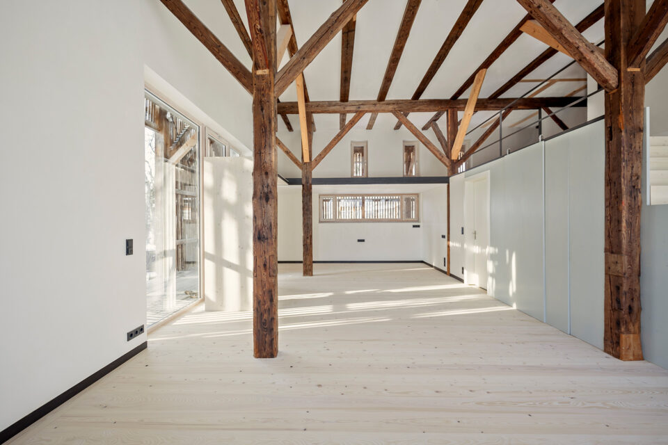 Wohnen & Arbeiten in der Torfremise, Schechen | Wohnung 1, EG mit Zwischenebene (Foto: ZRS Architekten Ingenieure)